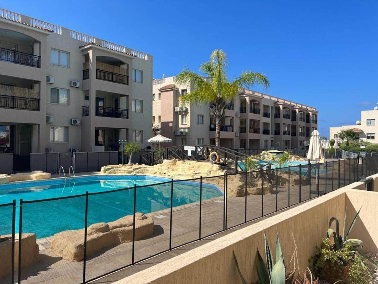 Royal-Seacrest Oasis, Pool-Side Apartment Paphos Exterior photo